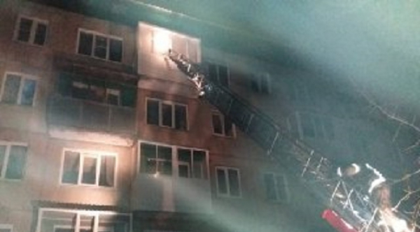 16 человек спасли пожарные в Заринске при возгорании в многоквартирном доме 16 человек спасли пожарные в Заринске при возгорании в многоквартирном доме