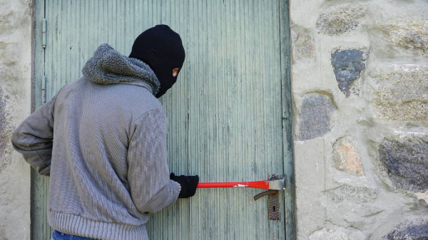 В Алтайском крае осудят четверых грабителей ювелирного магазина В Алтайском крае осудят четверых грабителей ювелирного магазина