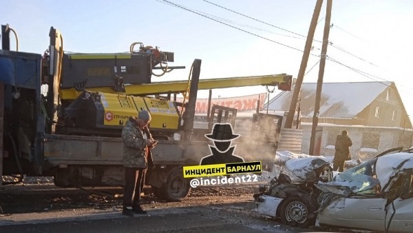 В Барнауле Toyota влетела в грузовик