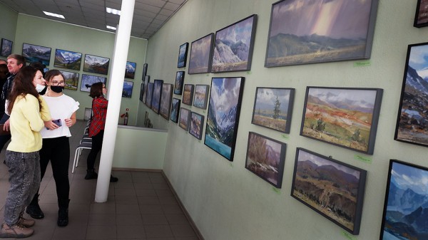 В &laquo;Арт-галерее Щетининых&raquo; открылась совместная выставка известной династии художников из Барнаула