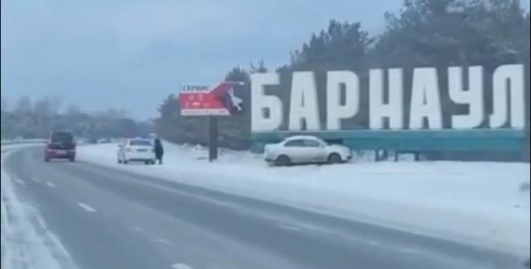 Не каждый может попасть в Барнаул, а он смог: автомобиль влетел в буквы на въезде в город