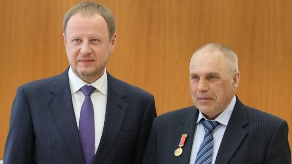 Губернатор Виктор Томенко вручил жителям Алтайского края государственные и краевые награды Губернатор Виктор Томенко вручил жителям Алтайского края государственные и краевые награды
