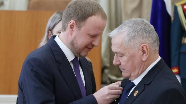 Губернатор Виктор Томенко вручил жителям Алтайского края государственные и краевые награды Губернатор Виктор Томенко вручил жителям Алтайского края государственные и краевые награды