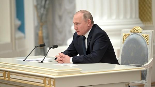 Владимир Путин анонсировал увеличение МРОТ, прожиточного минимума, соцвыплат и пенсии Владимир Путин анонсировал увеличение МРОТ, прожиточного минимума, соцвыплат и пенсии
