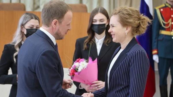 Губернатор Виктор Томенко вручил жителям Алтайского края государственные и краевые награды Губернатор Виктор Томенко вручил жителям Алтайского края государственные и краевые награды