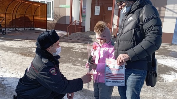 Полиция Алтайского края приняла участие в акции «8 Марта – в каждый дом» Полиция Алтайского края приняла участие в акции «8 Марта – в каждый дом»
