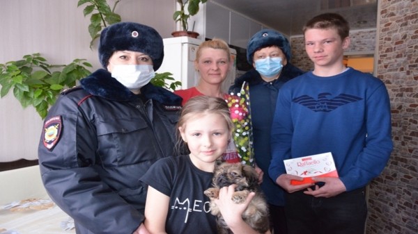 Полицейские Бийска поздравили многодетные семьи с наступающим 8 марта