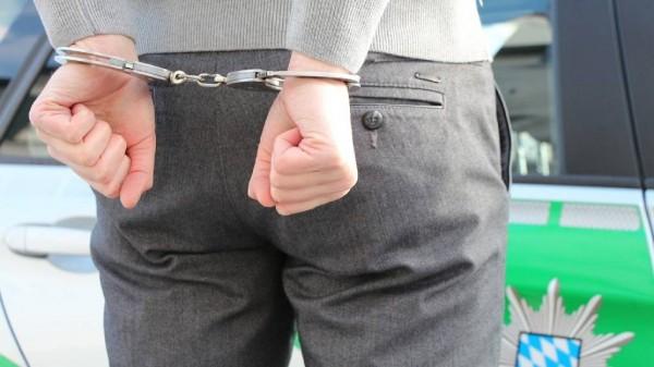 Директор барнаульской автошколы подделывал документы за деньги Директор барнаульской автошколы подделывал документы за деньги