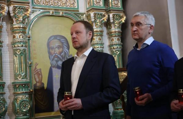 Виктор Томенко посетил пасхальное богослужение в Александро-Невском соборе в Барнауле Виктор Томенко посетил пасхальное богослужение в Александро-Невском соборе в Барнауле