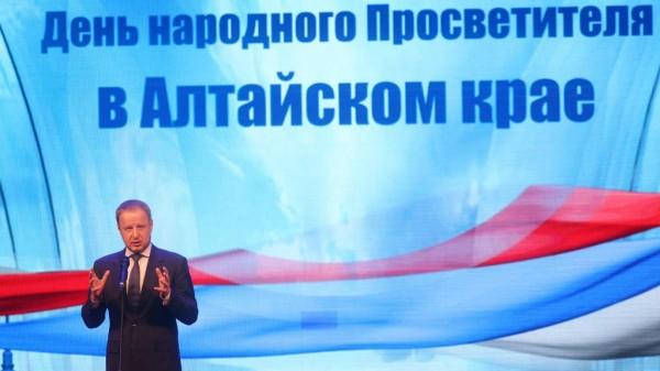 Виктор Томенко наградил учителей-лауреатов губернаторской премии им. С.П. Титова Виктор Томенко наградил учителей-лауреатов губернаторской премии им. С.П. Титова