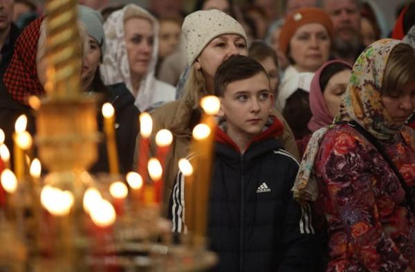 Виктор Томенко посетил пасхальное богослужение в Александро-Невском соборе в Барнауле Виктор Томенко посетил пасхальное богослужение в Александро-Невском соборе в Барнауле