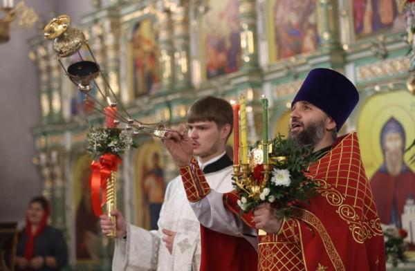 Виктор Томенко посетил пасхальное богослужение в Александро-Невском соборе в Барнауле Виктор Томенко посетил пасхальное богослужение в Александро-Невском соборе в Барнауле