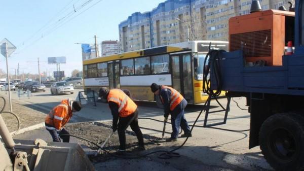 В Барнауле приступили к ремонту дорог горячим асфальтом В Барнауле приступили к ремонту дорог горячим асфальтом