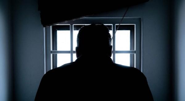 В Бийске грабитель напал на пенсионерку в подъезде В Бийске грабитель напал на пенсионерку в подъезде