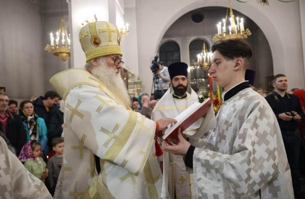 Виктор Томенко посетил пасхальное богослужение в Александро-Невском соборе в Барнауле Виктор Томенко посетил пасхальное богослужение в Александро-Невском соборе в Барнауле