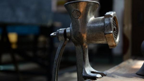 Житель Чарышского района убил односельчанина мясорубкой Житель Чарышского района убил односельчанина мясорубкой