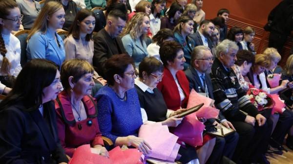 Виктор Томенко наградил учителей-лауреатов губернаторской премии им. С.П. Титова Виктор Томенко наградил учителей-лауреатов губернаторской премии им. С.П. Титова