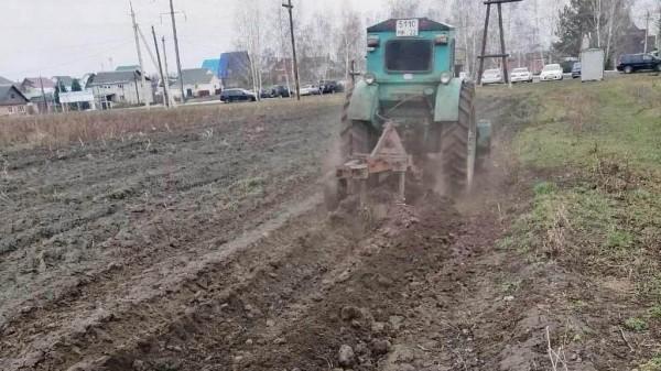 В пригороде Барнаула пропахали более 160 километров противопожарных полос В пригороде Барнаула пропахали более 160 километров противопожарных полос