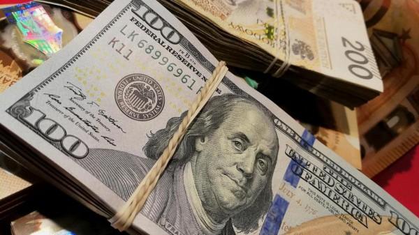 В России возобновили продажу валюты гражданам в банках В России возобновили продажу валюты гражданам в банках