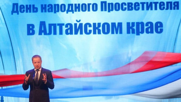 Виктор Томенко наградил учителей-лауреатов губернаторской премии им. С.П. Титова Виктор Томенко наградил учителей-лауреатов губернаторской премии им. С.П. Титова