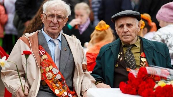 В Барнауле разработали эскизы праздничных плакатов к 77-летию победы