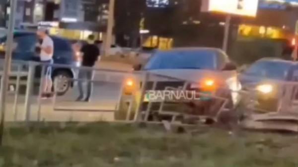 В Барнауле автомобиль влетел в ограждение в результате ДТП В Барнауле автомобиль влетел в ограждение в результате ДТП