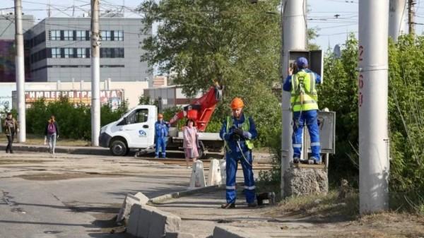 В Барнауле начали разбирать мост на Новом рынке В Барнауле начали разбирать мост на Новом рынке