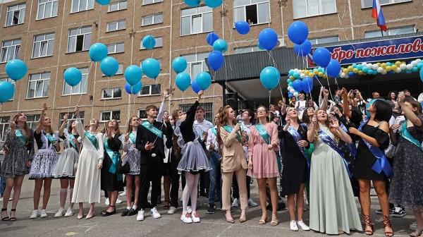 На этой неделе для всех выпускников Алтайского края прозвенел последний звонок На этой неделе для всех выпускников Алтайского края прозвенел последний звонок