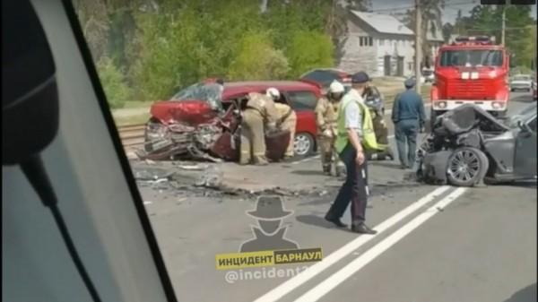 В Барнауле на Змеиногорском тракте произошло смертельное ДТП
