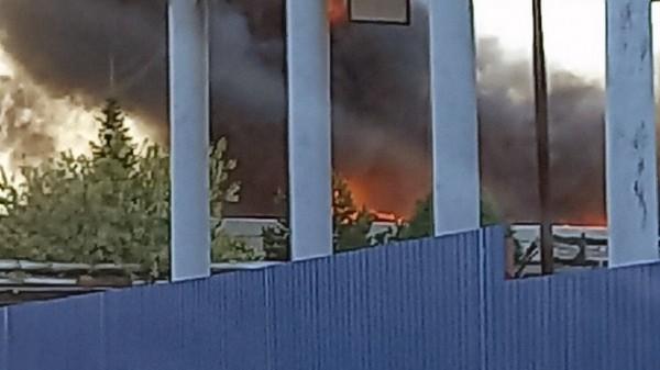 Под Новосибирском произошел крупный пожар на химическом предприятии Под Новосибирском произошел крупный пожар на химическом предприятии