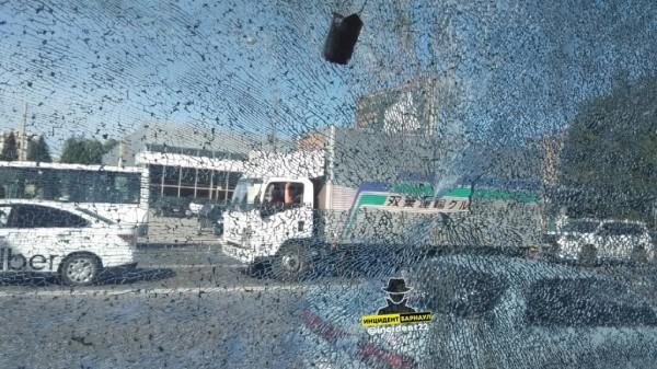 В барнаульском автобусе лопнуло стекло во время движения В барнаульском автобусе лопнуло стекло во время движения