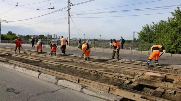 В Барнауле начали разбирать мост на Новом рынке В Барнауле начали разбирать мост на Новом рынке