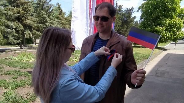 Жители ДНР и ЛНР отмечают годовщину появления республик