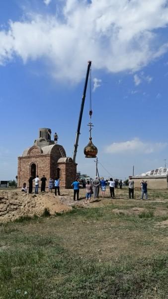 В строящейся часовне в селе Архангельское сегодня установили купол с крестом