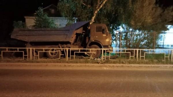 В барнаульском поселке водитель грузовика врезался в школьный забор В барнаульском поселке водитель грузовика врезался в школьный забор