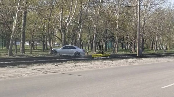 В Барнауле легковой автомобиль перелетел через трамвайные пути