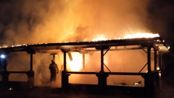 В барнаульском парке «Эдельвейс» сгорело деревянное кафе В барнаульском парке «Эдельвейс» сгорело деревянное кафе