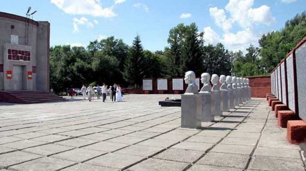 Виктор Томенко поддержал инициативу присвоить новой улице в Заринске имя Защитников Донбасса Виктор Томенко поддержал инициативу присвоить новой улице в Заринске имя Защитников Донбасса