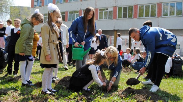 В Барнауле рядом со школой №110 появилась «Аллея Победы» В Барнауле рядом со школой №110 появилась «Аллея Победы»