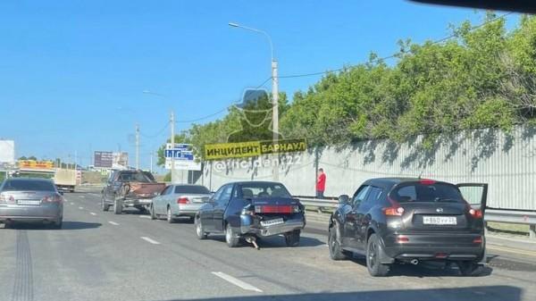В Барнауле произошло массовое ДТП с участием автоцистерны В Барнауле произошло массовое ДТП с участием автоцистерны