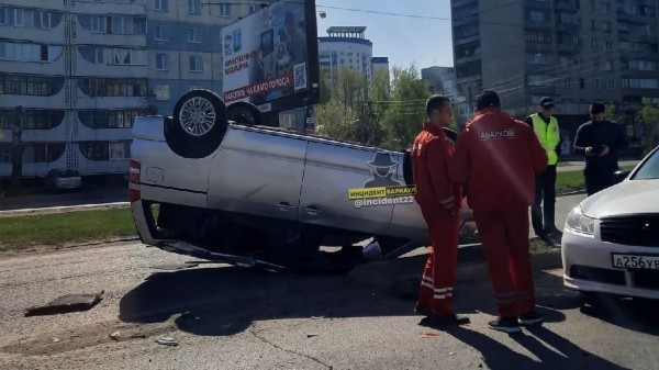 В Барнауле произошло ДТП с переворотом автомобиля В Барнауле произошло ДТП с переворотом автомобиля