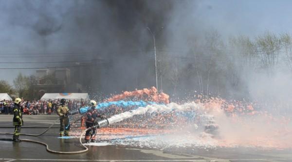 В Барнауле спасатели разрезали автомобиль и потушили пожар на площади Свободы В Барнауле спасатели разрезали автомобиль и потушили пожар на площади Свободы
