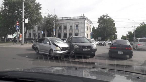 Ни пробками едиными: на барнаульском перекрестке столкнулись два автомобиля
