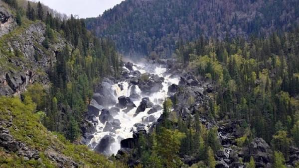На Алтае закрыли маршрут на самый большой каскад водопадов На Алтае закрыли маршрут на самый большой каскад водопадов