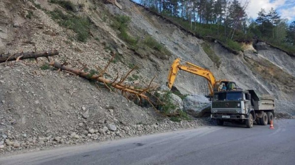 В горах Алтая камни завалили трассу