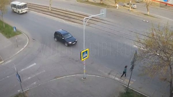 В Бийске автобус сбил на пешеходном переходе 11-летнюю девочку