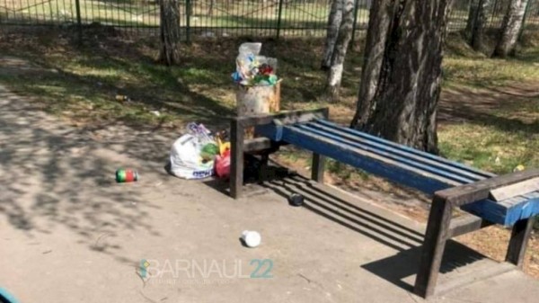 Барнаульцы пожаловались на заваленную мусором аллею Целинников Барнаульцы пожаловались на заваленную мусором аллею Целинников