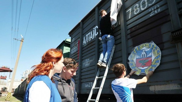 Активисты подготовили поезд с гуманитарной помощью Активисты подготовили поезд с гуманитарной помощью