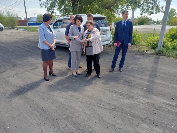 Глава города Людмила Подгора с рабочей группой в составе руководителей комитетов администрации посетили несколько объектов по обращению граждан на личном приеме у главы города.