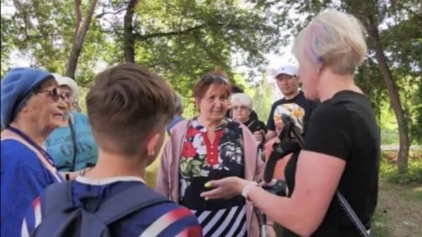 Барнаульцев учат скандинавской ходьбе в Мизюлинской роще